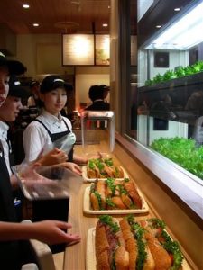 サンドイッチチェーンのサブウェイ、店舗併設型の植物工場を東京・丸の内にオープン
