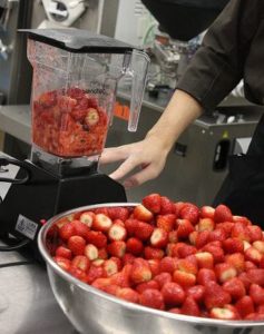 谷常製菓、自社生産の朝摘み・完熟イチゴを使用したジェラートを夏季限定販売