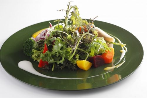 ホテルニューオータニ、20種類以上の野菜・健康をテーマにした「東京野菜のサラダバー」を提供