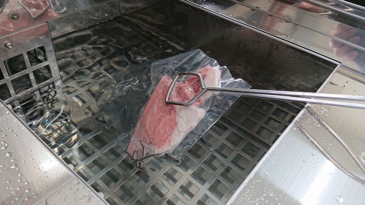 ティーカンパニー、飲食店向けの小型・液体急速凍結機「凍眠ミニ」を販売開始。長期の鮮度維持ドリップ0％へ