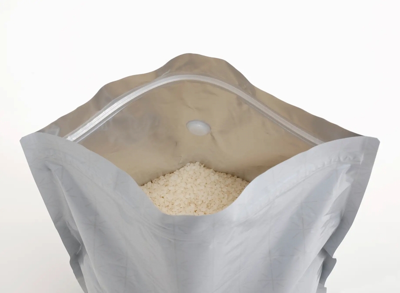 ​生活雑貨のマーナ、光と空気を遮断・お米の鮮度保持を極めた『極お米保存袋』新色ブラックを販売